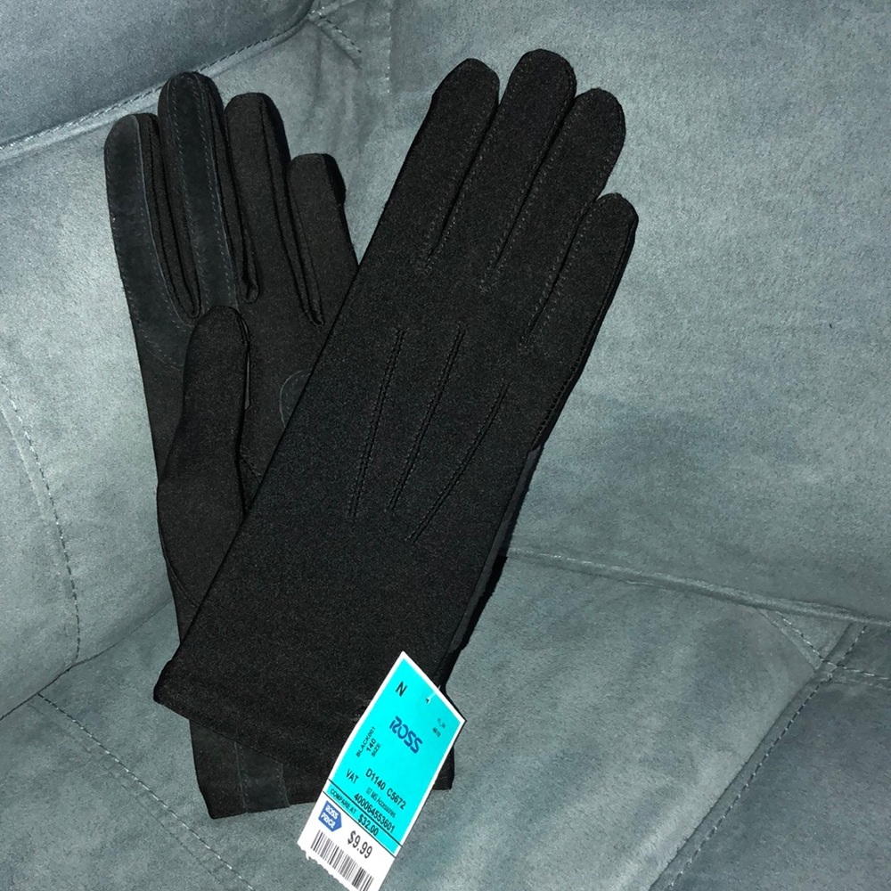 Women’s black gloves